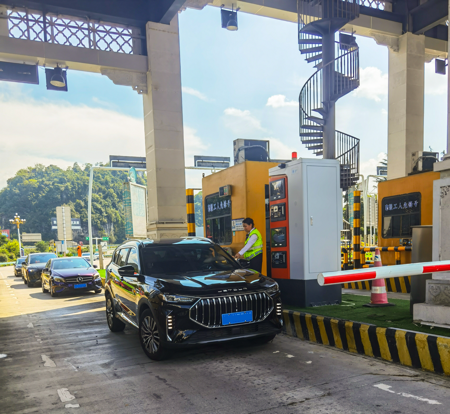 無(wú)人值守車(chē)道在安順南、崗烏收費(fèi)站正式投入使用